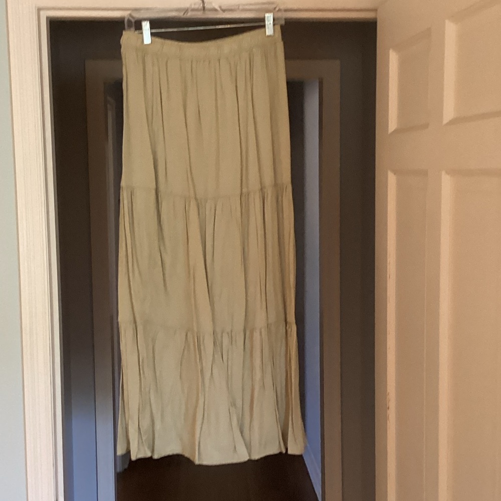 Le Lis maxi skirt - celery color - new with tags - size medium